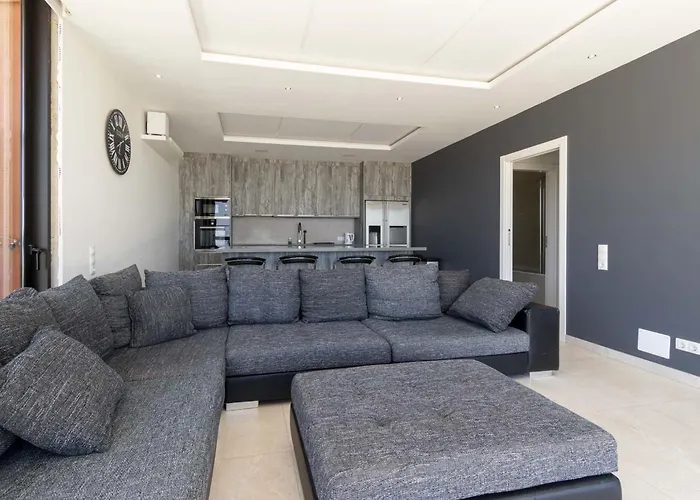 The Stables * 阿罗纳